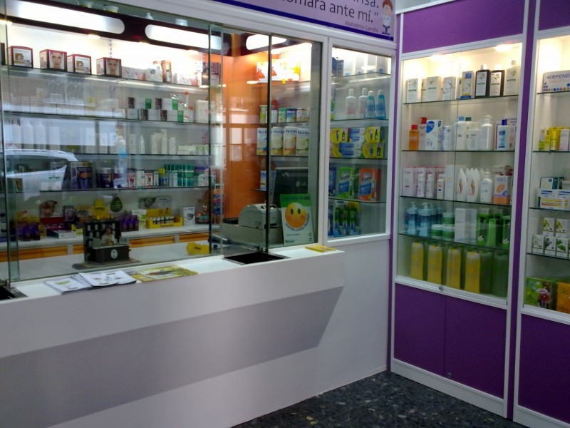 Muebles para tiendas - Farmacia Eva - Estanterías metálicas